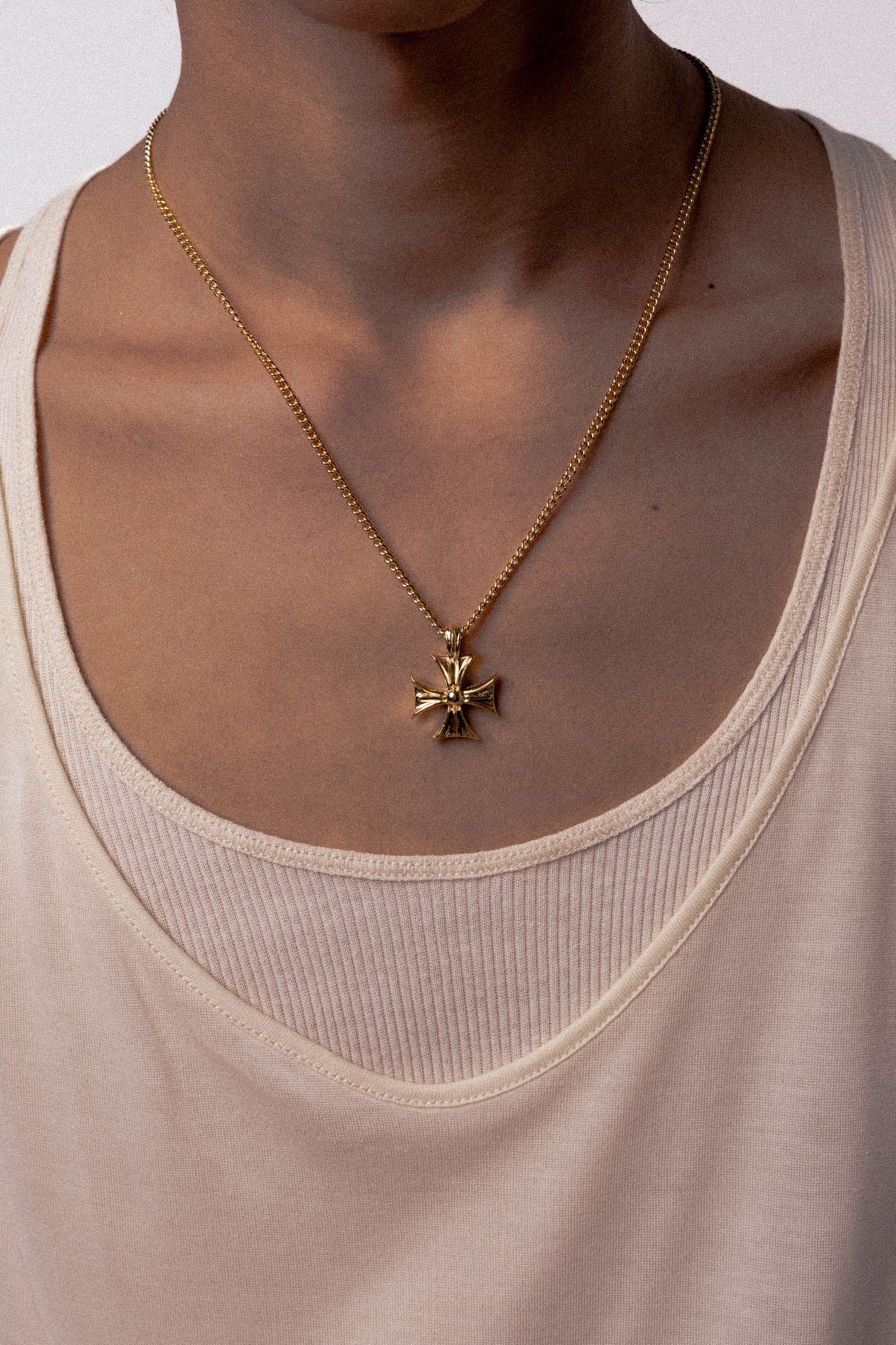 DEIÀ CROSS NECKLACE - Image 5