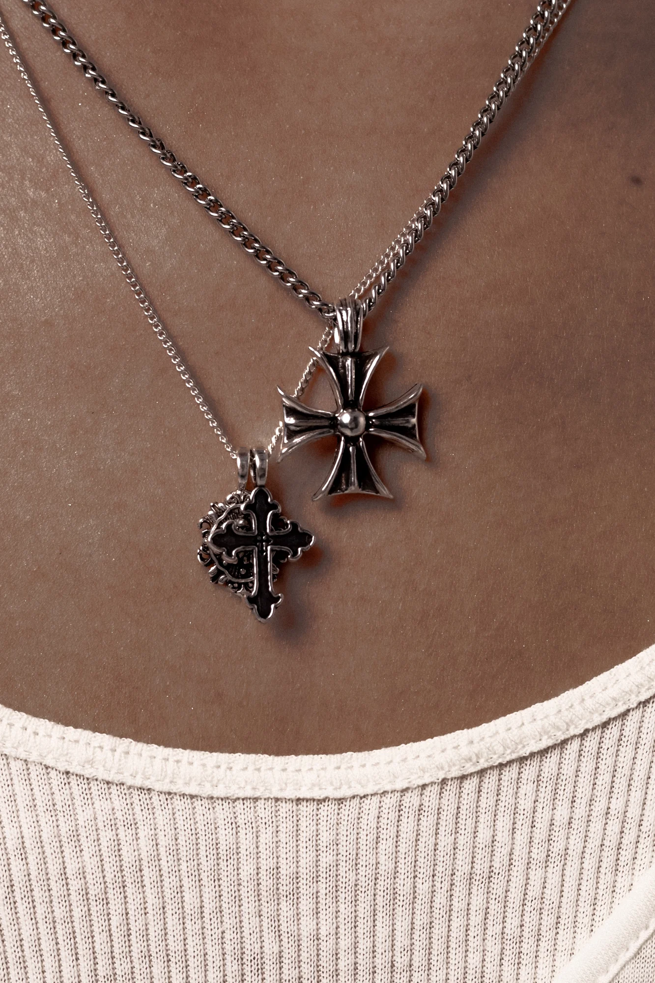 DEIÀ CROSS NECKLACE - Image 4
