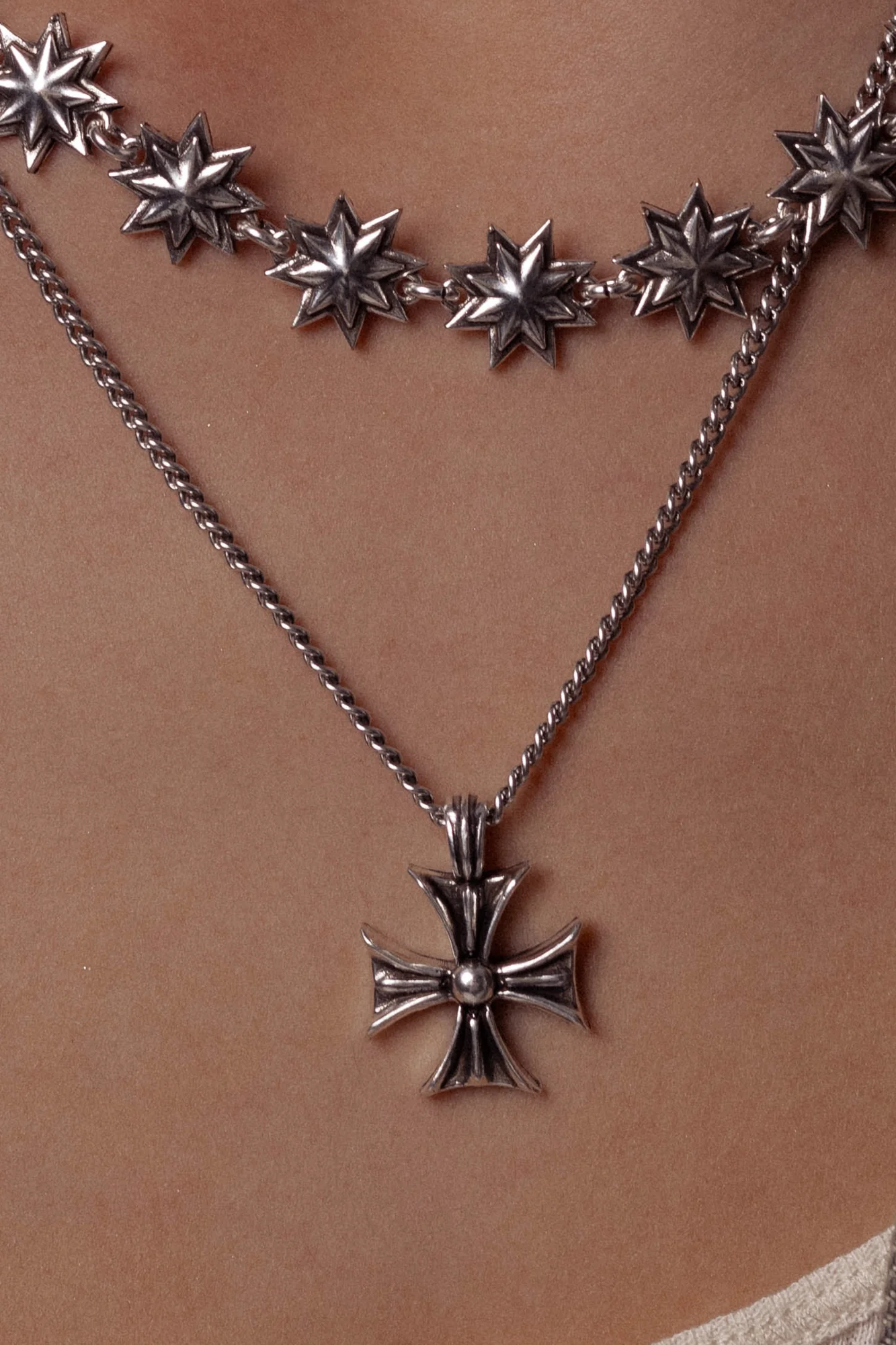 DEIÀ CROSS NECKLACE - Image 5
